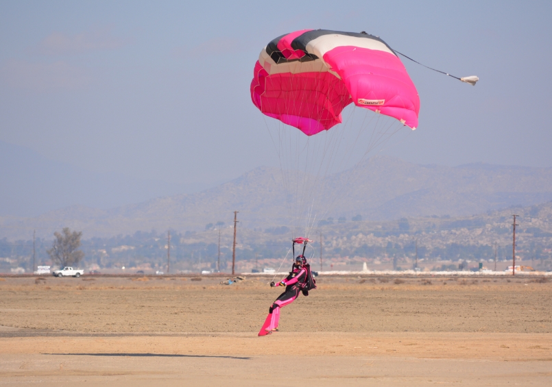 mulher caindo de paraquedas com salto｜Pesquisa do TikTok